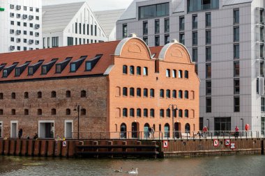 Gdansk, Polonya - 6 Eylül 2020: Gdansk 'taki Granary Adası - eski ve modern mimarinin bir kombinasyonu 