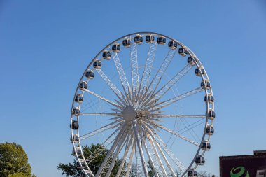 Gdansk, Polonya - 9 Eylül 2020: Gdansk, Polonya 'daki Granary Adası' nda dönme dolap