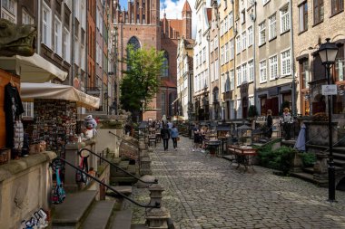 Gdansk, Polonya - 6 Eylül 2020: Mariacka Caddesi, eski Hanseatic kenti Gdansk, Polonya 'daki kehribar ve mücevherlerin ana alışveriş caddesi.