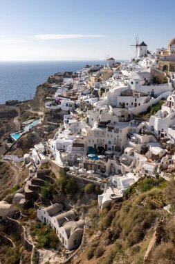 Santorini Adası, Kiklad, Yunanistan 'daki Oia' da beyazlatılmış evler ve yel değirmenleri