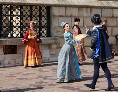 Krakow, Polonya - 27 Temmuz 2021: Performans - 22. Cracovia Danza Dans Festivali kapsamında Wawel Royal Castle 'da Cracovia Danza Ballet tarafından çanlar çalınırken 