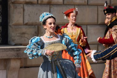 Krakow, Polonya - 27 Temmuz 2021: Performans - 22. Cracovia Danza Dans Festivali kapsamında Wawel Royal Castle 'da Cracovia Danza Ballet tarafından çanlar çalınırken 
