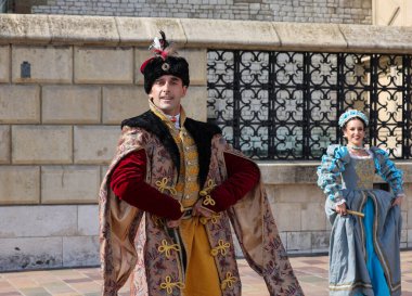 Krakow, Polonya - 27 Temmuz 2021: Performans - 22. Cracovia Danza Dans Festivali kapsamında Wawel Royal Castle 'da Cracovia Danza Ballet tarafından çanlar çalınırken 