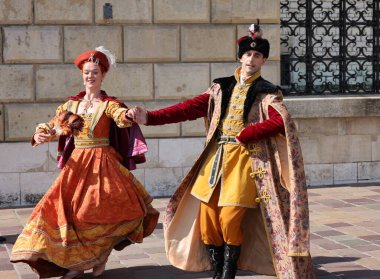 Krakow, Polonya - 27 Temmuz 2021: Performans - 22. Cracovia Danza Dans Festivali kapsamında Wawel Royal Castle 'da Cracovia Danza Ballet tarafından çanlar çalınırken 