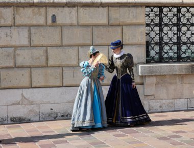 Krakow, Polonya - 27 Temmuz 2021: Performans - 22. Cracovia Danza Dans Festivali kapsamında Wawel Royal Castle 'da Cracovia Danza Ballet tarafından çanlar çalınırken 