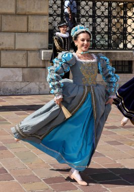 Krakow, Polonya - 27 Temmuz 2021: Performans - 22. Cracovia Danza Dans Festivali kapsamında Wawel Royal Castle 'da Cracovia Danza Ballet tarafından çanlar çalınırken 