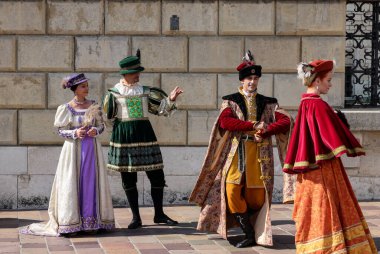 Krakow, Polonya - 27 Temmuz 2021: Performans - 22. Cracovia Danza Dans Festivali kapsamında Wawel Royal Castle 'da Cracovia Danza Ballet tarafından çanlar çalınırken 