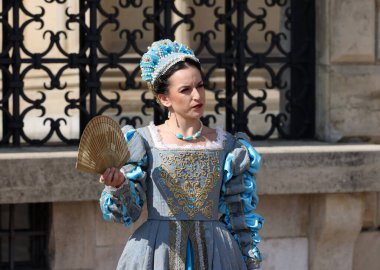 Krakow, Polonya - 27 Temmuz 2021: Performans - 22. Cracovia Danza Dans Festivali kapsamında Wawel Royal Castle 'da Cracovia Danza Ballet tarafından çanlar çalınırken 