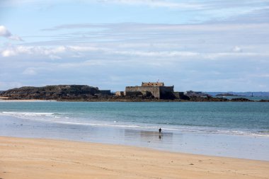 St. Malo, Fransa - 14 Eylül 2018: Saint Malo Brittany, Fransa 'daki Fort National ve plaj manzarası