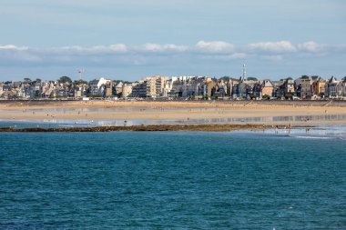 St. Malo, Fransa - 15 Eylül 2018: Fransa 'nın Brittany kentindeki ünlü tatil beldesi Saint Malo' nun ana plajı 