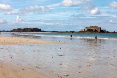 St. Malo, Fransa - 14 Eylül 2018: Saint Malo Brittany, Fransa 'daki Fort National ve plaj manzarası