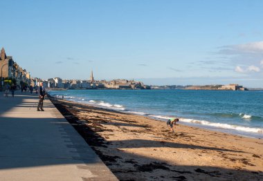 St. Malo, Fransa - 14 Eylül 2018: Saint Malo, Brittany, Fransa 'da deniz kenarında gezinen insanlar