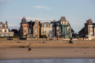 St. Malo, Fransa - 16 Eylül 2018: akşam güneşinde plaj ve Saint Malo 'da deniz kenarı boyunca binalar. Britanya, Fransa