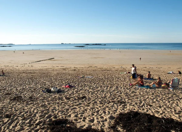 Saint Malo Frankreich September 2018 Menschen Entspannen Sich Schönen Strand — Stockfoto