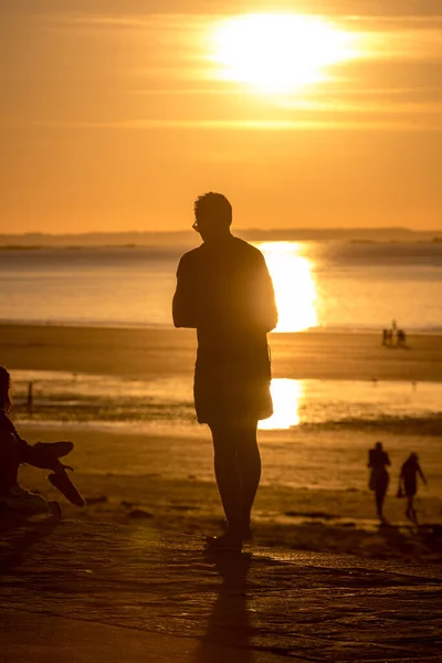 人々はサンマロのビーチで夕日を見ています ブルターニュ フランス — ストック写真