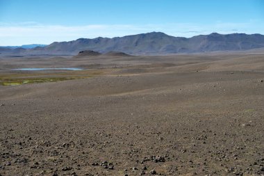 Karanlık lav çölü - İzlanda dağlarında büyük bir uçurum