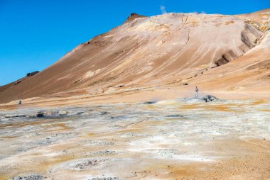 Hver, İzlanda - 24 Temmuz 2017: Hver, Myvatn, Nordhurland Eystra, İzlanda 'daki volkanik havuza hayran ziyaretçiler.