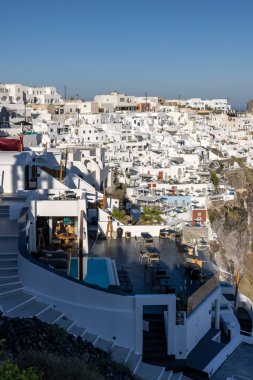 Oia, Santorini, Yunanistan - 29 Haziran 2021: Santorini Adası, Cyclades, Yunanistan 'da Imerovigli' de beyazlatılmış evler