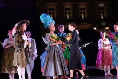 Krakow, Polonya - 25 Temmuz 2021: 22. Cracovia Danza Court Dans Festivali kapsamında Ana Pazar Meydanı 'nda dans gösterisi sırasında sahne alan kostümlü sanatçılar