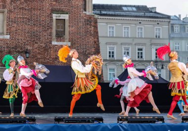 Krakow, Polonya - 25 Temmuz 2021: 22. Cracovia Danza Court Dans Festivali kapsamında Ana Pazar Meydanı 'nda dans gösterisi sırasında sahne alan kostümlü sanatçılar