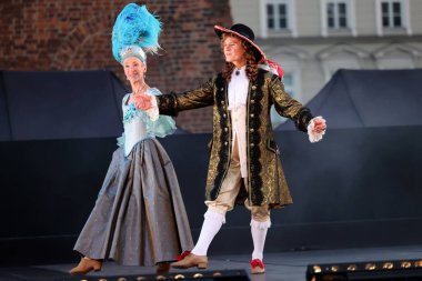 Krakow, Polonya - 25 Temmuz 2021: 22. Cracovia Danza Court Dans Festivali kapsamında Ana Pazar Meydanı 'nda dans gösterisi sırasında sahne alan kostümlü sanatçılar