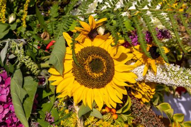 Geleneksel çiçek buketi, bitkiler ve meyveler yazın sembolüdür. 