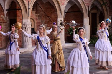 Krakow, Polonya - 29 Temmuz 2021: Performans - Harmonia Mundi, 22. Cracovia Danza Court Dans Festivali kapsamında Jagiellonian Üniversitesi Collegium Maius 'un avlusunda Cracovia Danza Ballet tarafından seslendirildi. 