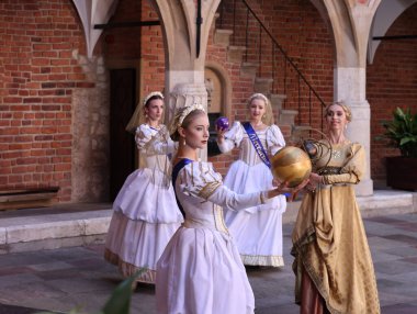 Krakow, Polonya - 29 Temmuz 2021: Performans - Harmonia Mundi, 22. Cracovia Danza Court Dans Festivali kapsamında Jagiellonian Üniversitesi Collegium Maius 'un avlusunda Cracovia Danza Ballet tarafından seslendirildi. 