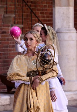 Krakow, Polonya - 29 Temmuz 2021: Performans - Harmonia Mundi, 22. Cracovia Danza Court Dans Festivali kapsamında Jagiellonian Üniversitesi Collegium Maius 'un avlusunda Cracovia Danza Ballet tarafından seslendirildi. 