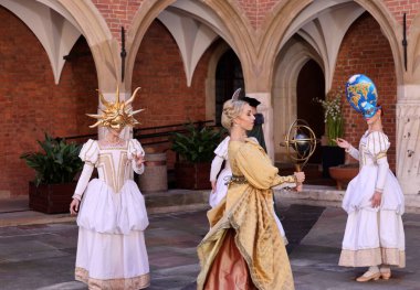 Krakow, Polonya - 29 Temmuz 2021: Performans - Harmonia Mundi, 22. Cracovia Danza Court Dans Festivali kapsamında Jagiellonian Üniversitesi Collegium Maius 'un avlusunda Cracovia Danza Ballet tarafından seslendirildi. 