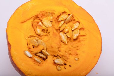 Beyaz arkaplanda izole edilmiş sarı balkabağı sebzesi