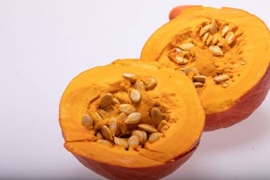 Beyaz arkaplanda izole edilmiş sarı balkabağı sebzesi