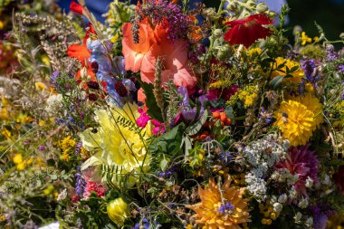 Geleneksel çiçek buketi, bitkiler ve meyveler yazın sembolüdür. 