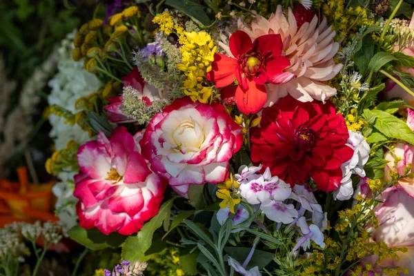 Tradiční Kytice Květin Bylin Ovoce Které Jsou Symbolem Léta — Stock fotografie