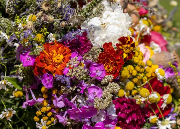 Traditioneller Strauß Von Blumen Kräutern Und Früchten Die Das Symbol — Stockfoto