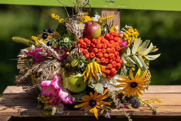 夏のシンボルである花 ハーブ 果物の伝統的な花束 — ストック写真