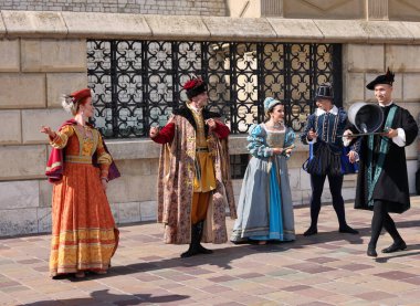 Krakow, Polonya - 27 Temmuz 2021: Performans - 22. Cracovia Danza Dans Festivali kapsamında Wawel Royal Castle 'da Cracovia Danza Ballet tarafından çanlar çalınırken 