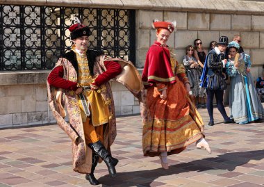 Krakow, Polonya - 27 Temmuz 2021: Performans - 22. Cracovia Danza Dans Festivali kapsamında Wawel Royal Castle 'da Cracovia Danza Ballet tarafından çanlar çalınırken 