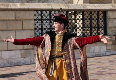 Krakow, Polonya - 27 Temmuz 2021: Performans - 22. Cracovia Danza Dans Festivali kapsamında Wawel Royal Castle 'da Cracovia Danza Ballet tarafından çanlar çalınırken 