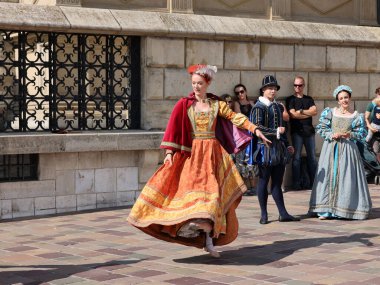 Krakow, Polonya - 27 Temmuz 2021: Performans - 22. Cracovia Danza Dans Festivali kapsamında Wawel Royal Castle 'da Cracovia Danza Ballet tarafından çanlar çalınırken 