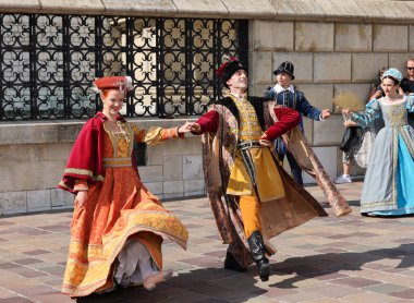 Krakow, Polonya - 27 Temmuz 2021: Performans - 22. Cracovia Danza Dans Festivali kapsamında Wawel Royal Castle 'da Cracovia Danza Ballet tarafından çanlar çalınırken 