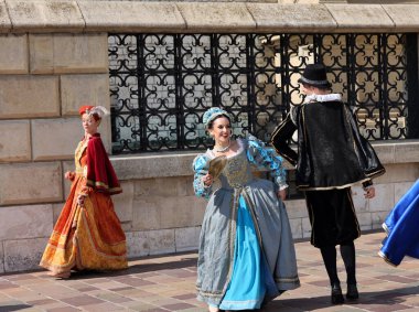 Krakow, Polonya - 27 Temmuz 2021: Performans - 22. Cracovia Danza Dans Festivali kapsamında Wawel Royal Castle 'da Cracovia Danza Ballet tarafından çanlar çalınırken 