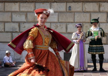 Krakow, Polonya - 27 Temmuz 2021: Performans - 22. Cracovia Danza Dans Festivali kapsamında Wawel Royal Castle 'da Cracovia Danza Ballet tarafından çanlar çalınırken 