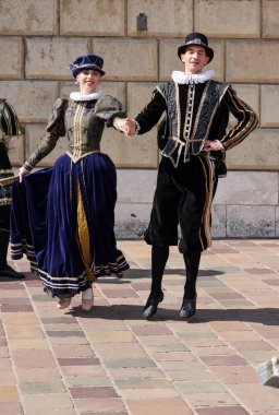 Krakow, Polonya - 27 Temmuz 2021: Performans - 22. Cracovia Danza Dans Festivali kapsamında Wawel Royal Castle 'da Cracovia Danza Ballet tarafından çanlar çalınırken 