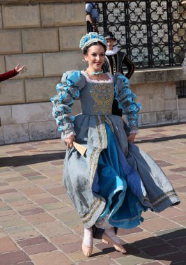 Krakow, Polonya - 27 Temmuz 2021: Performans - 22. Cracovia Danza Dans Festivali kapsamında Wawel Royal Castle 'da Cracovia Danza Ballet tarafından çanlar çalınırken 