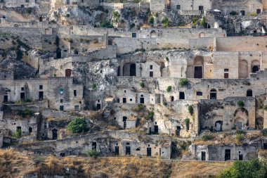 Sassi di Matera 'nın panoramik manzarası Matera şehrinin tarihi bir bölgesidir. Belvedere di Murgia Timone, Basilicata, İtalya' daki antik mağara evleri ile ünlüdür. 