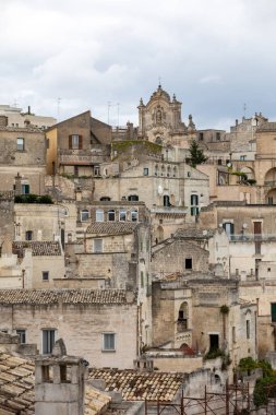 Sassi di Matera 'nın manzarası. Matera şehrinin tarihi bir bölgesidir. Eski mağara evleri ile ünlüdür. Basilicata. İtalya