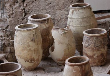Santorini, Yunanistan - 01 Temmuz 2021: Yunanistan 'ın Santorini adasında bir Minos Çağı yerleşim alanı olan tarih öncesi Akrotiri kasabasında antik çömlekler ele geçirildi