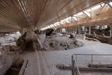 Santorini, Yunanistan - 01 Temmuz 2021: Yunanistan 'ın Santorini adasında bir Minos Çağı yerleşim yeri olan Akrotiri