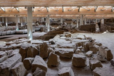 Santorini, Yunanistan - 01 Temmuz 2021: Yunanistan 'ın Santorini adasında bir Minos Çağı yerleşim yeri olan Akrotiri